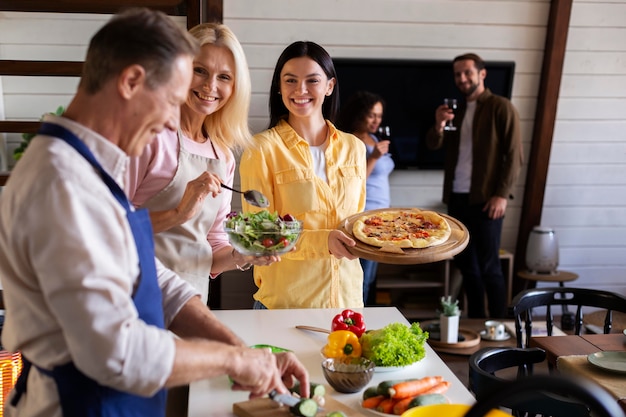 Pessoas sorridentes de tiro médio com comida