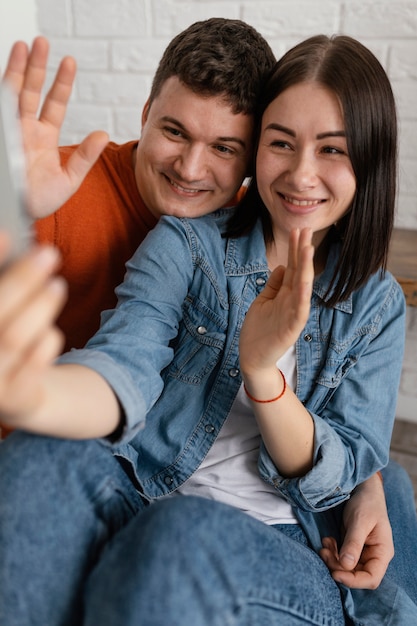 Foto pessoas sorridentes de tiro médio com smartphone