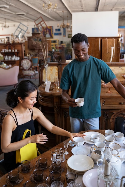 Pessoas sorridentes de tiro médio economizando