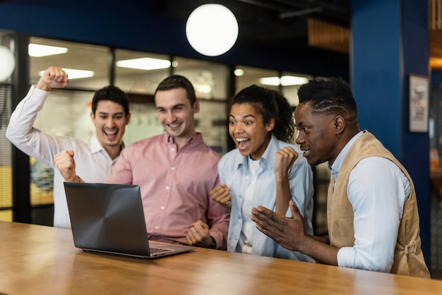 Foto pessoas sorridentes felizes durante uma videochamada no trabalho