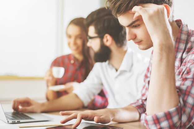 Pessoas sorridentes usando tablet no escritório