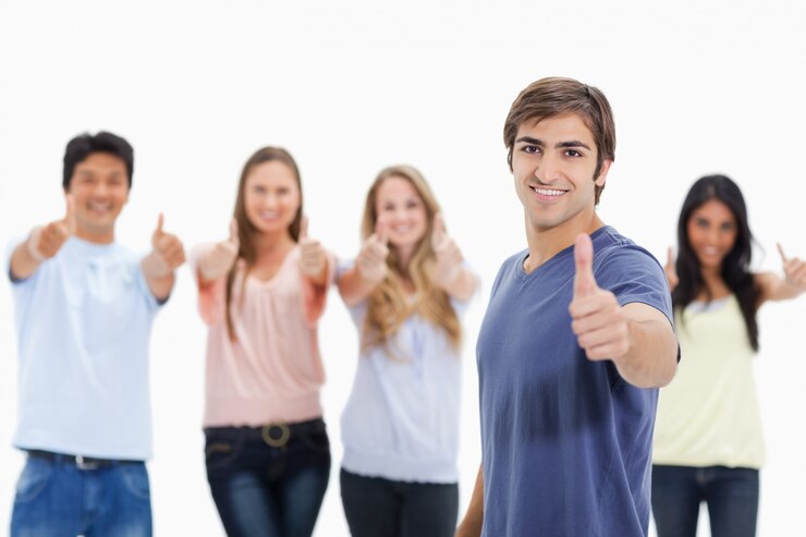 Foto pessoas sorrindo e aprovando com um deles em primeiro plano