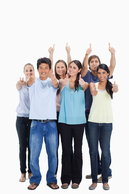 Pessoas sorrindo juntas e aprovando com o polegar para cima