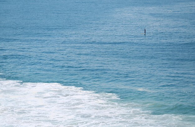 Pessoas Standup Paddle Boarding SUP no Oceano Atlântico Azul Turquesa no Rio de Janeiro Brasil