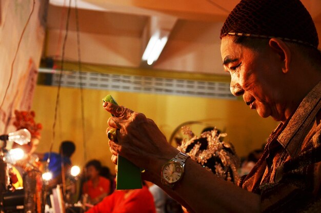 Pessoas tailandesas de ascendência chinesa pintando maquiagem no rosto e usam roupas de atuação antigas para atuar tocando presente ópera clássica chinesa tradicional para show em 13 de março de 2011 em Bangkok Tailândia