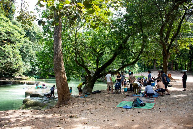 Pessoas tailandesas e viajantes estrangeiros viajam relaxam e brincam nadando na pequena cachoeira Namtok Chet Sao Noi no Parque Nacional em 13 de novembro de 2018 em Saraburi Tailândia