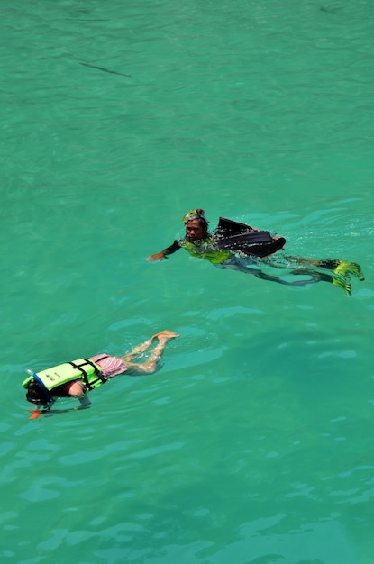 Pessoas tailandesas e viajantes estrangeiros viajam visitam natação e mergulho com snorkel para ver corais e belos peixes pequenos extravagantes no oceano marinho na ilha de koh chang em 28 de maio de 2011 em trat tailândia