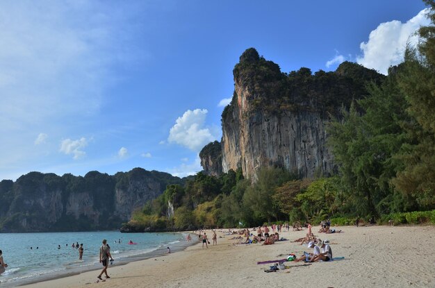 Pessoas tailandesas e viajantes estrangeiros viajam visitar descansar relaxar tomar sol com água de natação no mar oceano de andaman na praia de areia da ilha de railay na baía de ao nang em 23 de abril de 2011 em krabi tailândia