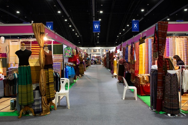 Pessoas tailandesas e viajantes estrangeiros visitam a pé fazendo compras de artesanato local e produtos de sabedoria na feira de eventos OTOP no meio do ano no Impact Muang Thong Thani em 15 de agosto de 2022 em Nonthaburi Tailândia