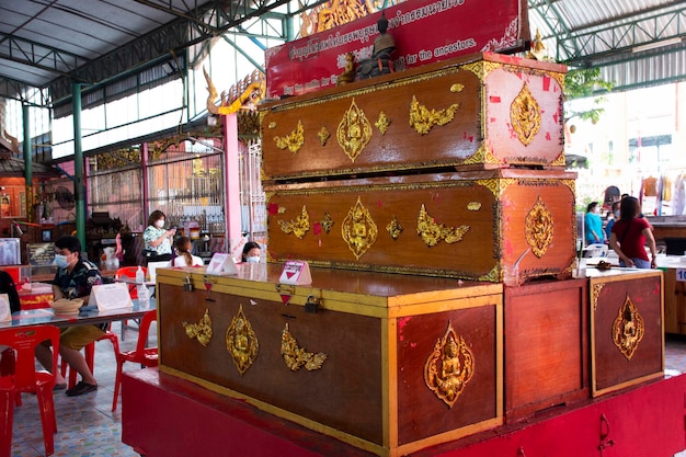 Pessoas tailandesas e viajantes estrangeiros visitam o respeito orando o deus buda divindade anjo e rito ritual mérito doar caixão no templo Wat Takhian ou Ta khian em 20 de março de 2022 em Nonthaburi Tailândia