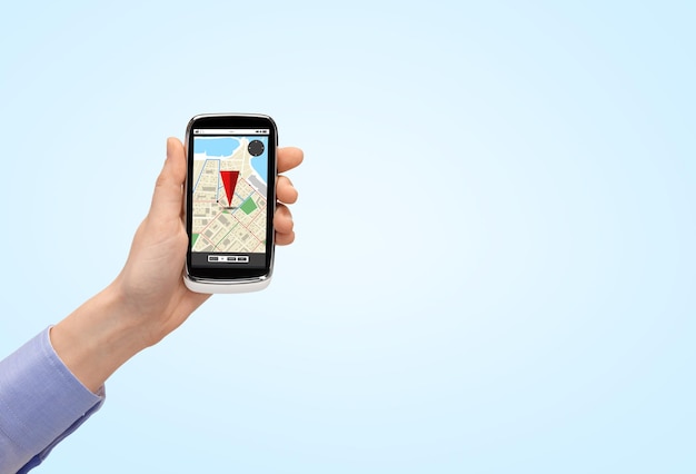 pessoas, tecnologia, navegação e conceito de mídia - close-up da mão de uma mulher com smartphone com mapa de navegador gps