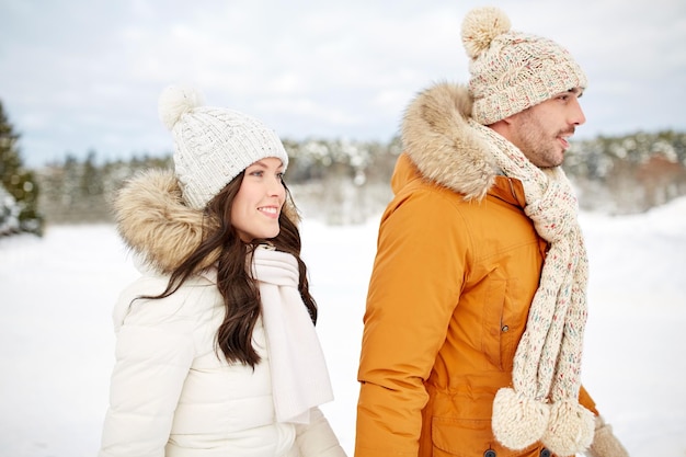 pessoas, temporada, amor e conceito de lazer - casal feliz andando sobre fundo de inverno