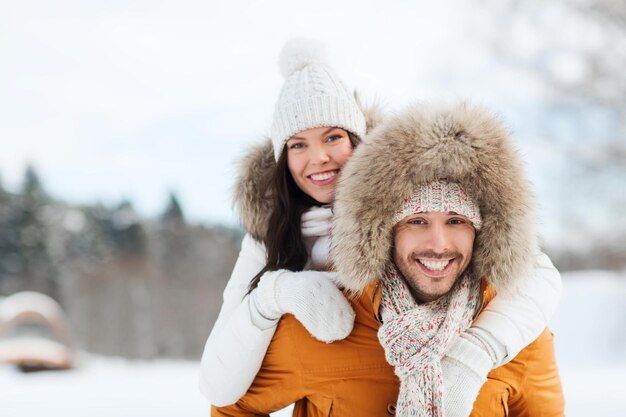 pessoas, temporada, conceito de amor e lazer - casal feliz se divertindo sobre fundo de inverno