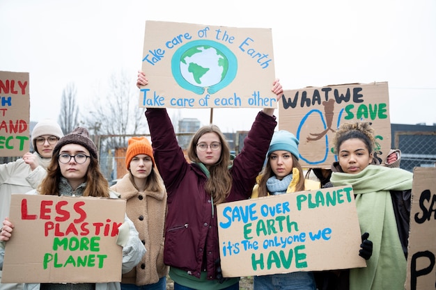 Foto pessoas tendo um protesto pelo dia mundial do meio ambiente