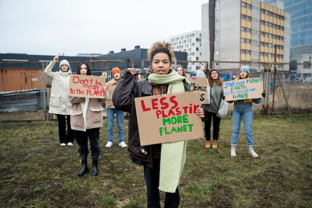 Foto pessoas tendo um protesto pelo dia mundial do meio ambiente