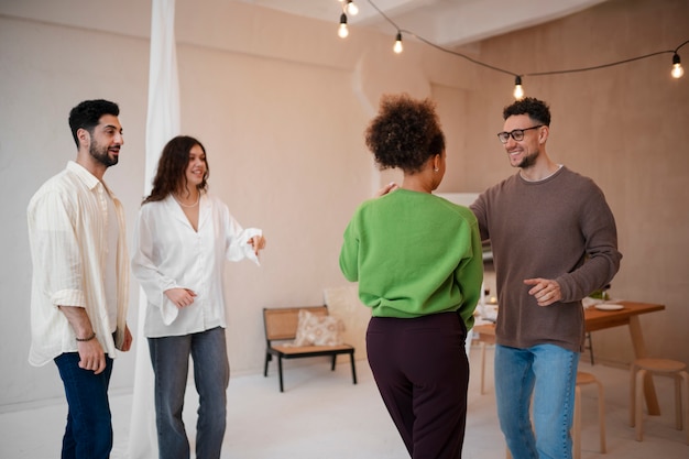 Pessoas tendo uma reunião casual de dança de salsa.