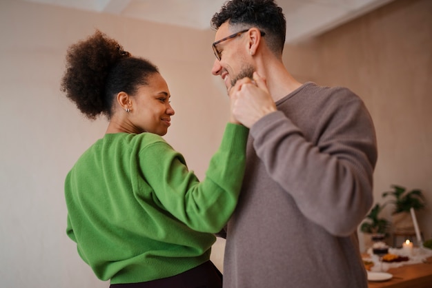 Foto pessoas tendo uma reunião casual de dança de salsa.