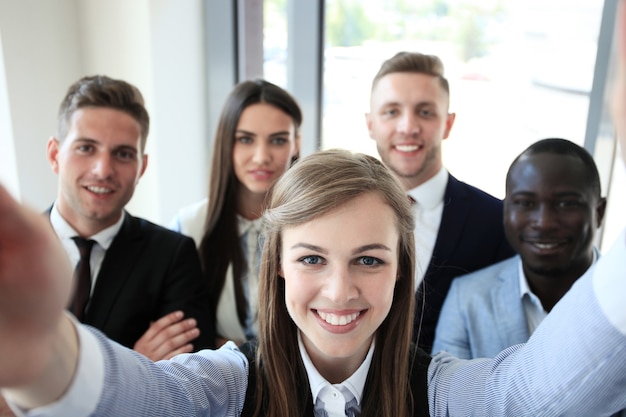 Pessoas tirando selfie em reunião de negócios