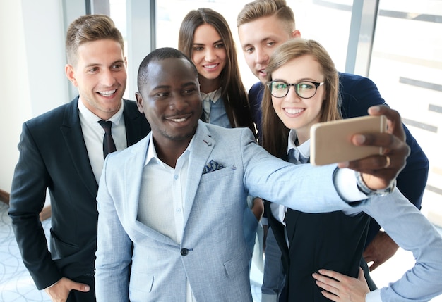 Pessoas tirando selfie em reunião de negócios