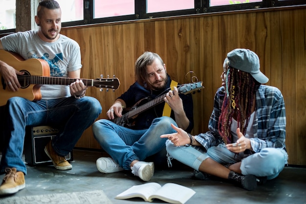 Pessoas tocando banda de ensaio de guitarra