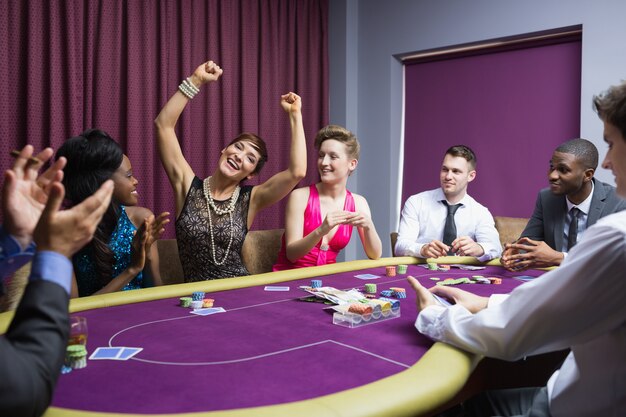 Pessoas torcendo na mesa de poker