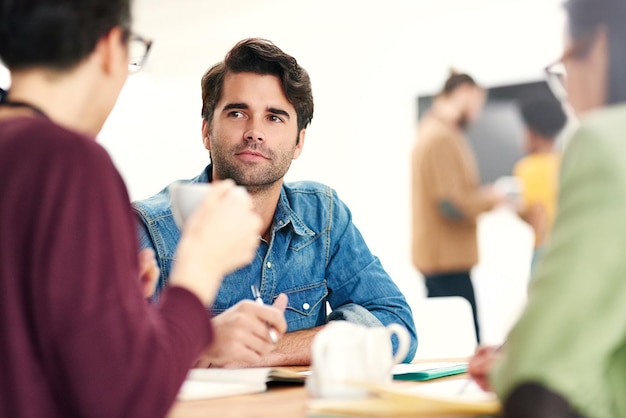Pessoas trabalho em equipe ou escritores falando em reunião para escrever solução conversa ou discussão em startup Notas mulher e editores no escritório para planejar ideias criativas e colaboração de grupo