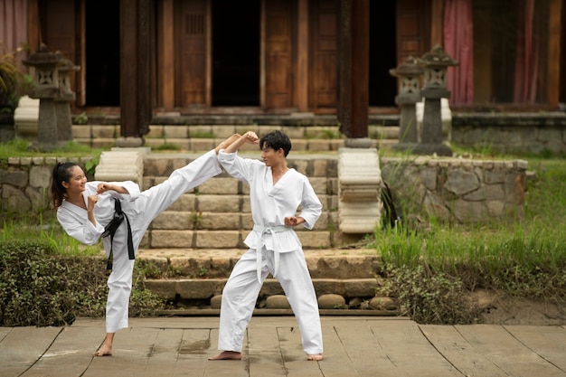 Pessoas treinando juntas ao ar livre para taekwondo