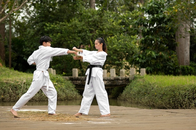 Foto pessoas treinando juntas ao ar livre para taekwondo