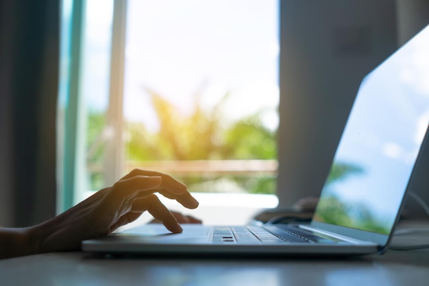 Pessoas usando laptop para trabalhar, estudam na mesa de trabalho. Negócio, financeiro, mercado de ações comerciais e conceito de rede social.