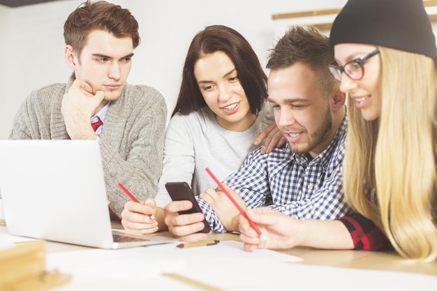 Pessoas verificando telefones celulares