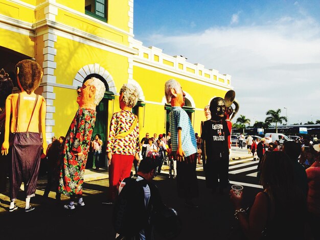 Foto pessoas vestindo trajes na rua da cidade