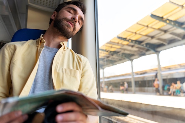 Foto pessoas viajando sem grandes preocupações