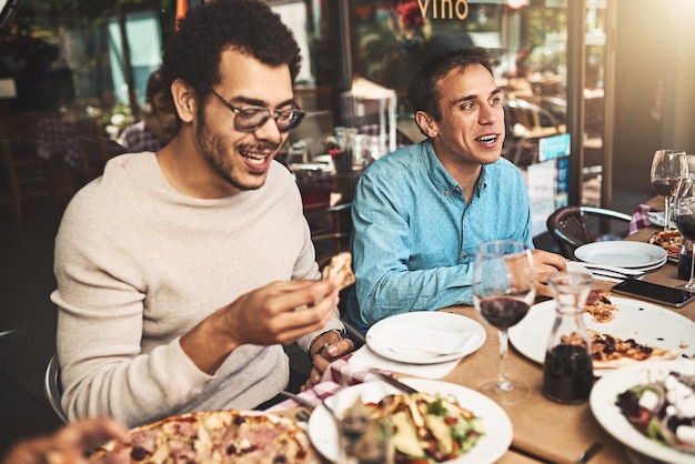 Pessoas vinho e comer em um restaurante para vincular evento social e comunidade para falar amigos rindo e conversa engraçada com álcool para o amor em relacionamento jantar pizza e juntos