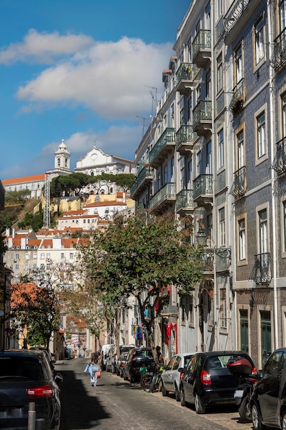 Pessoas visitam o bairro da mouraria em lisboa