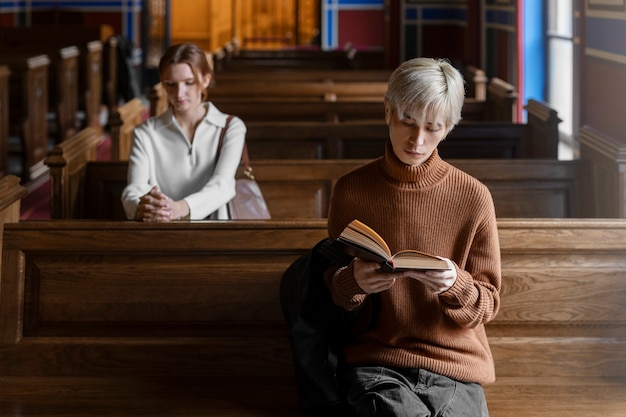 Foto pessoas visitando e orando no edifício da igreja