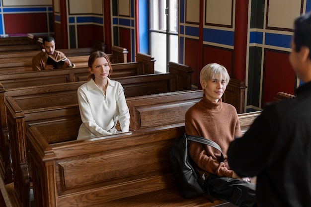 Foto pessoas visitando e orando no edifício da igreja