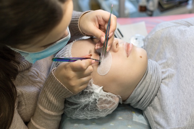 Las pestañas volumétricas se extienden en el salón de belleza.