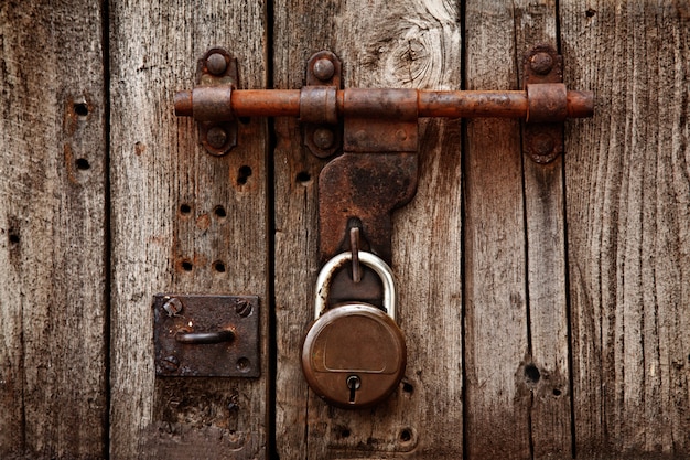 Pestillo con candado en las puertas