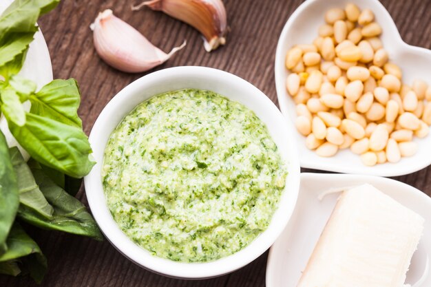 Pesto con albahaca verde, parmesano, piñones y ajo