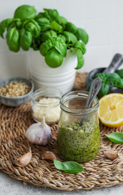 pesto de albahaca verde