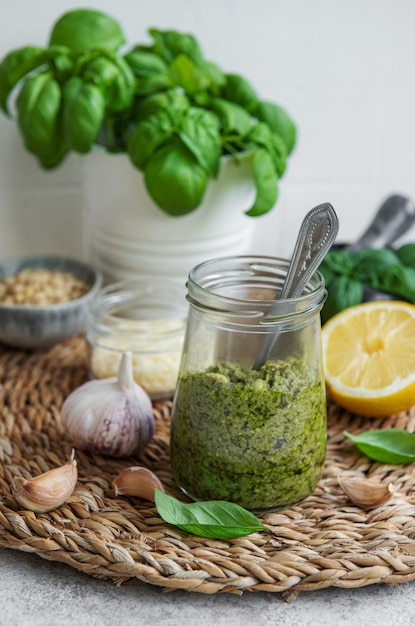 pesto de albahaca verde