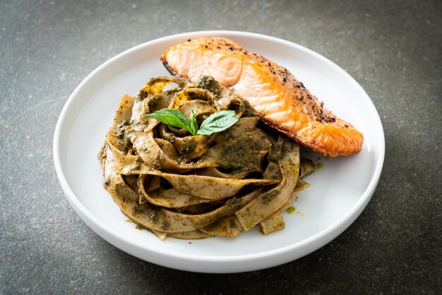 pesto caseiro fettuccine macarrão espaguete com filé de salmão grelhado