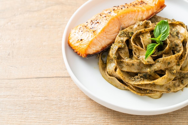 pesto caseiro fettuccine macarrão espaguete com filé de salmão grelhado