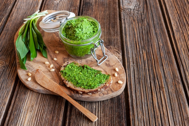 Pesto casero fresco de ajo silvestre hecho con hierbas de Bear Leek, deliciosa salsa sabrosa para pasta italiana