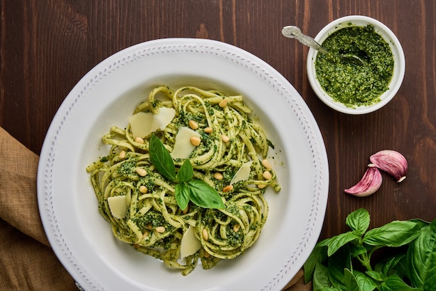 Pesto de espaguete italiano com pinhões, alho, folhas de manjericão, queijo parmesão e azeite de oliva