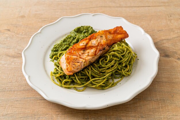 Pesto de espagueti con salmón a la parrilla estilo comida italiana