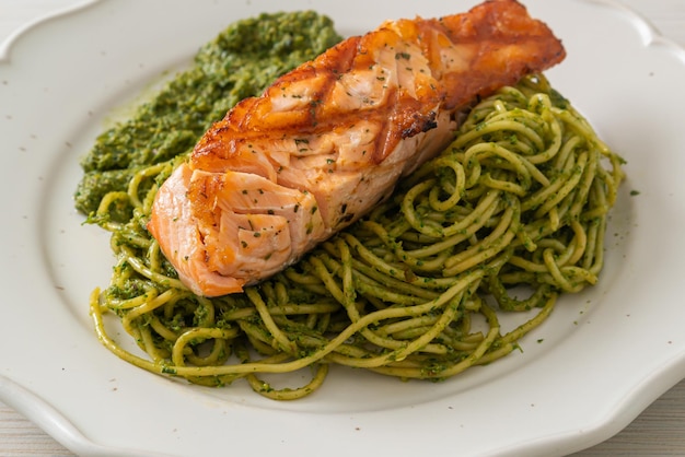 Pesto de espagueti con salmón a la parrilla - Estilo de comida italiana