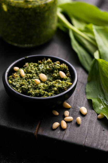 Pesto fresco de ajo silvestre casero. Salsa casera elaborada con ajetes, piñones, queso y aceite de oliva.