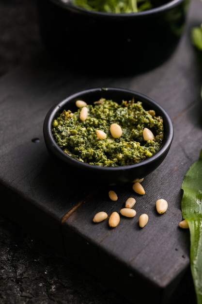 Pesto fresco de ajo silvestre casero. Salsa casera elaborada con ajetes, piñones, queso y aceite de oliva.