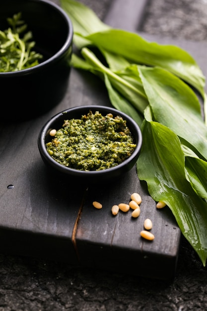 Pesto fresco de ajo silvestre casero. Salsa casera elaborada con ajetes, piñones, queso y aceite de oliva.